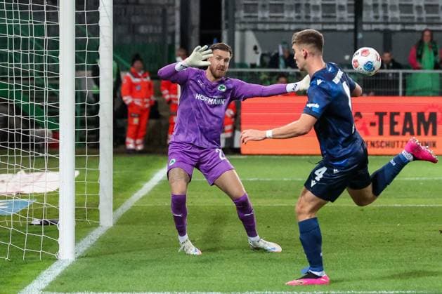 Marcel Beifus 4 Karlsruher SC kepft den Ball an den Pfosten, Pelle Boevink 26 Spvgg Greuther Fuerth ohne Chance, SpVgg Greuther Fuerth vs Karlsruher SC, Fußball, Maenner, DFL, 2 Bundesliga, Saison 2025 2026, Sportpark Ronhof Thomas Sommer, 10 Spieltag, 24 10 2025 Fuerth Bayern Germany Copyright: xkolbert-press MartinxAgüerax