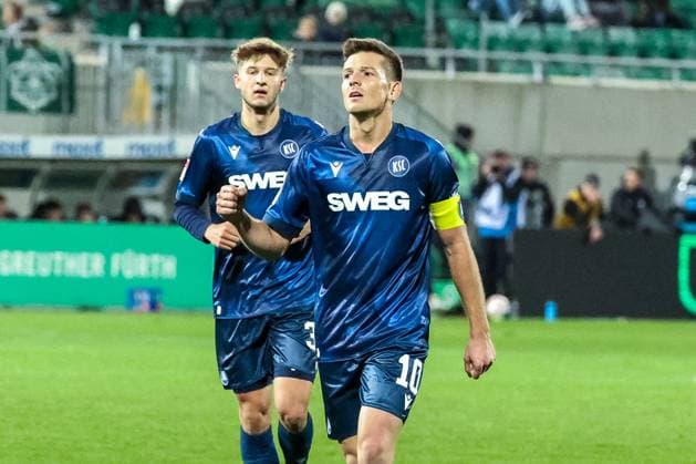 Marvin Wanitzek 10 Karlsruher SC celebrates after his goal for 1 4, with Mateo Kritzer 34 Karlsruher SC , SpVgg Greuther Fuerth vs Karlsruher SC, Football, Men, DFL, 2 Bundesliga, Season 2025 2026, Sportpark Ronhof Thomas Sommer, 10 Matchday, 24 10 2025 Fuerth Bayern Germany Copyright: xkolbert-press MartinxAgüerax