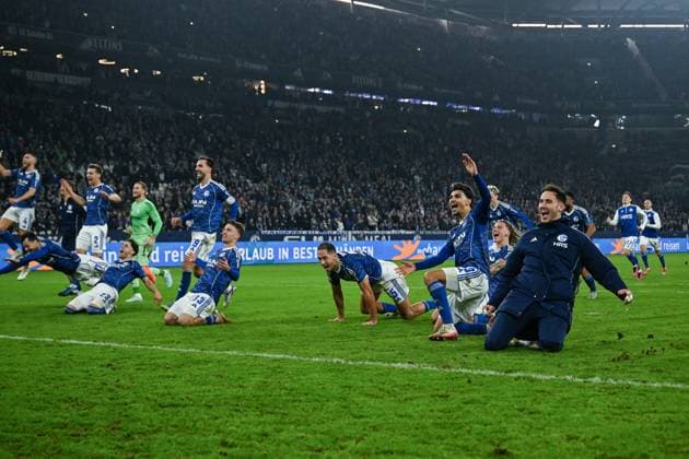 24 10 2025, Football, 2 Bundesliga, Season 2025 2026, Matchday 10, FC Schalke 04 SV Darmstadt, FC Schalke 04 celebrate the home win with the fans Kenan Karaman FC Schalke 04 l r , Vitalie Becker FC Schalke 04 , Nikola Katic FC Schalke 04 , Mertcan Ayhan FC Schalke 04 , Goalkeeper Justin Heekeren FC Schalke 04 xRHR PHOTO YYx Copyright: KROEGER RHR-FOTOx RHR-FOTO YY