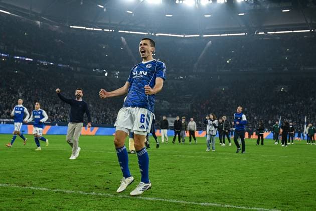 24 10 2025, Football, 2 Bundesliga, Season 2025 2026, Matchday 10, FC Schalke 04 SV Darmstadt, FC Schalke 04 celebrate the home win with the fans Ron Schallenberg FC Schalke 04 xRHR PHOTO YYx Copyright: KROEGER RHR-FOTOx RHR-FOTO YY