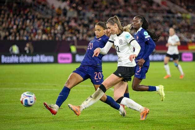 Düsseldorf, Germany, 24 10 25 Delphine Cascarino France and Jule Brand Germany fighting for the ball during the UEFA Women s Nations League semi-final between Germany and France at the Merkur Spiel Arena Düsseldorf Merkur Spiel Arena North Rhine Westphalia Germany Copyright: xBrauer-Fotoagenturx xAdrianxSchlx