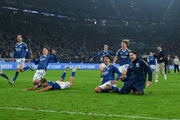 24 10 2025, Football, 2 Bundesliga, Season 2025 2026, Matchday 10, FC Schalke 04 SV Darmstadt, FC Schalke 04 celebrate the home win with the fans Kenan Karaman FC Schalke 04 l r , Vitalie Becker FC Schalke 04 , Nikola Katic FC Schalke 04 , Mertcan Ayhan FC Schalke 04 , Goalkeeper Justin Heekeren FC Schalke 04 xRHR PHOTO YYx Copyright: KROEGER RHR-FOTOx RHR-FOTO YY
