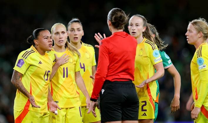 2025 UEFA Women s Nations League Promotion Relegation Play-off First Leg, Aviva Stadium, Dublin 24 10 2025 Republic of Ireland WNT vs Belgium Referee Franziska Wildfeuer speaks with Belgium™s Janice Cayman and her team mates after awarding a hand ball against her Franziska Wildfeuer speaks with Janice Cayman and her team mates after awarding a hand ball against her 24 10 2025  Copyright: x INPHO RyanxByrnex RB1_9571