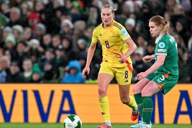 IRELAND VS BELGIUM Feli Delacauw of Belgium pictured with Aoife Mannion (5) of Ireland during a women football game between the national teams of the republic of Ireland and Belgium, called the Red Flames for the first leg of the Promotion relegation play-off in the Uefa Womens Nations League 2025, on Friday 24 October 2025 in Dublin , IRELAND . Photo Sportpix David Catry Dublin Aviva Stadium IRELAND  Copyright: xSportpix.bex xDavidxCatryxDavidxCatryx