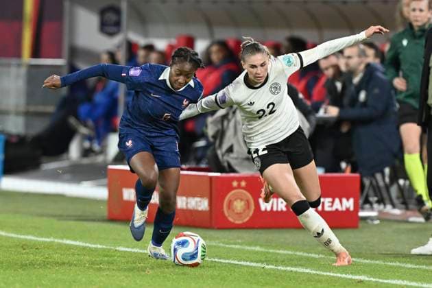 v li in duel Oriane Jean Francois France 6 Jule Brand Germany 22 24 10 2025 Soccer UEFA Womens Nations League, Germany vs. France, Merkur Spiel Arena, Duesseldorf, Copyright: xpepphotox xHorstxMauelshagenx pep00321, pep_20251024_hm_174004