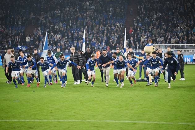 Schalke players celebrate with coach Miron Muslic FC Schalke 04 , mi , the victory and run to the Nordkurve 24 10 2025, Fußball 2 Bundesliga, Saison 2025 2026, 10 Spieltag, FC Schalke 04 SV Darmstadt 98 DFL regulations prohibit any use of photographs as image sequences and or quasi video Gelsenkirchen Veltins Arena Nordrhein Westfalen Germany Team2