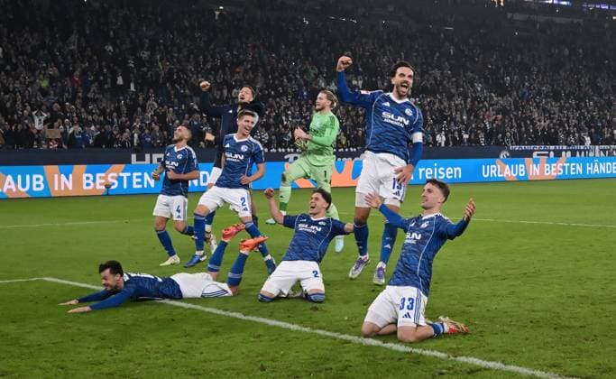 Schalke players celebrate victory in the North Curve, 2 v re, Kenan Karaman FC Schalke 04 24 10 2025, Soccer 2 Bundesliga, Season 2025 2026, 10 Matchday, FC Schalke 04 SV Darmstadt 98 DFL regulations prohibit any use of photographs as image sequences and or quasi video Gelsenkirchen Veltins Arena Nordrhein Westfalen Germany Team2