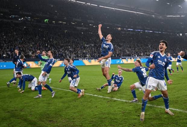 Schalke players celebrate victory in the Nordkurve 24 10 2025, Soccer 2 Bundesliga, Season 2025 2026, 10 Matchday, FC Schalke 04 SV Darmstadt 98 DFL regulations prohibit any use of photographs as image sequences and or quasi video Gelsenkirchen Veltins Arena Nordrhein Westfalen Germany Team2