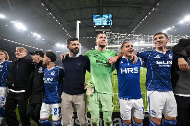 Schalke celebrates the victory, center Coach Miron Muslic FC Schalke 04 , right Goalkeeper Loris Karius Schalke 04 24 10 2025, Soccer 2 Bundesliga, Season 2025 2026, 10 Matchday, FC Schalke 04 SV Darmstadt 98 DFL regulations prohibit any use of photographs as image sequences and or quasi video Gelsenkirchen Veltins Arena Nordrhein Westfalen Germany Team2