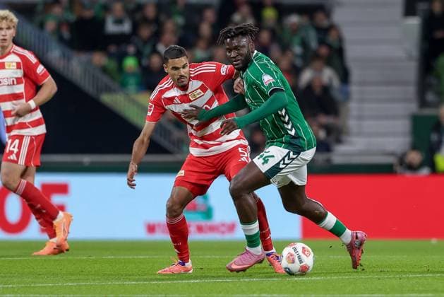 from left Danilho Doekhi 1 FC Union Berlin, 5 and Victor Boniface SV Werder Bremen, 44 in a duel, dynamic, action, action, game scene, THE DFL GUIDELINES PROHIBIT ANY USE OF PHOTOGRAPHS AS IMAGE SEQUENCES AND OR QUASI VIDEO DFL REGULATIONS PROHIBIT ANY USE OF PHOTOGRAPHS AS IMAGE SEQUENCES AND OR QUASI VIDEO , 24 10 2025, Bremen Germany , Football, Bundesliga, SV Werder Bremen 1 FC Union Berlin xobx