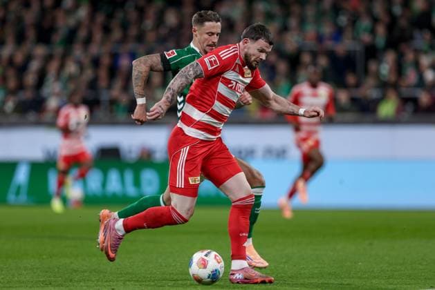 from left Marco Friedl SV Werder Bremen, 32 and Oliver Burke 1 FC Union Berlin, 7 in running duel, duel, dynamics, action, action, game scene, THE DFL GUIDELINES PROHIBIT ANY USE OF PHOTOGRAPHS AS IMAGE SEQUENCES AND OR QUASI VIDEO DFL REGULATIONS PROHIBIT ANY USE OF PHOTOGRAPHS AS IMAGE SEQUENCES AND OR QUASI VIDEO , 24 10 2025, Bremen Germany , Football, Bundesliga, SV Werder Bremen 1 FC Union Berlin xobx