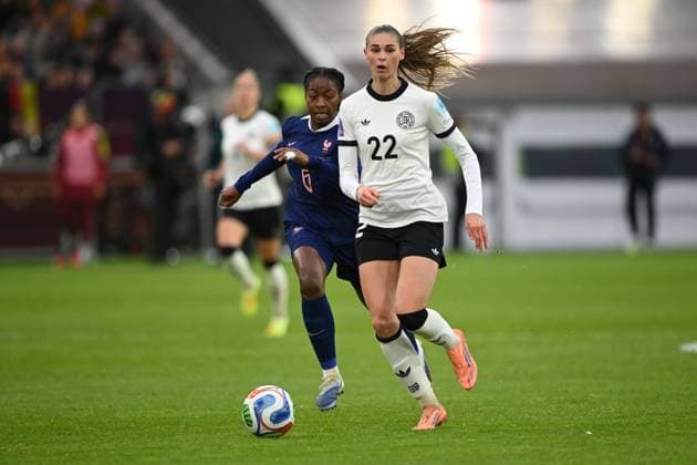 Jule BRAND GER vs Sandie TOLETTI FRA action, duel, UEFA Womens Nations League, semi-final, semi-final, womens international football match, Germany GER France FRA 1 0 on 24 10 2025 in Duesseldorf Germany Â