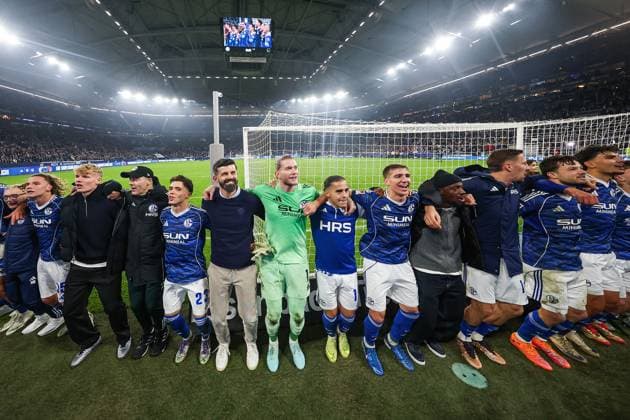 2 Bundesliga FC Schalke 04 SV Darmstadt 98 on 24 10 2025 in the Veltins Arena on Schalke Cheers and joy about the victory at the Schalke 04 team with coach Miron Muslic Schalke , goalkeeper Loris Karius Schalke 1 MH