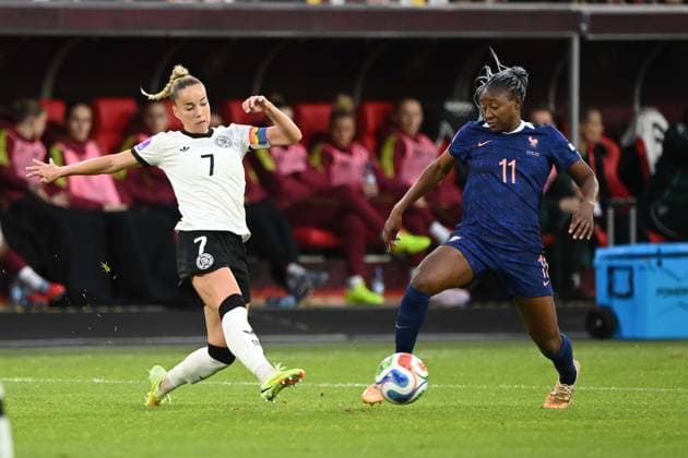 Giulia GWINN GER vs Kadidiatou DIANI FRA action, duel, UEFA Womens Nations League, semi-final, semi-final, womens international football match, Germany GER France FRA 1 0 on 24 10 2025 in Duesseldorf Germany Â