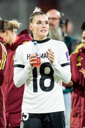 UEFA Women s Nations League Germany vs France, 24 10 2025 DUESSELDORF, GERMANY OCTOBER 24 Selina Cerci Germany, 15 wearing Giovanna Hofmanns jersey after the UEFA Womens Nation League Semi Final match between Germany vs France at Merkur Spiel Arena on October 24, 2025 in Duesseldorf, Germany Copyright: xBEAUTIFULxSPORTS Wunderlx