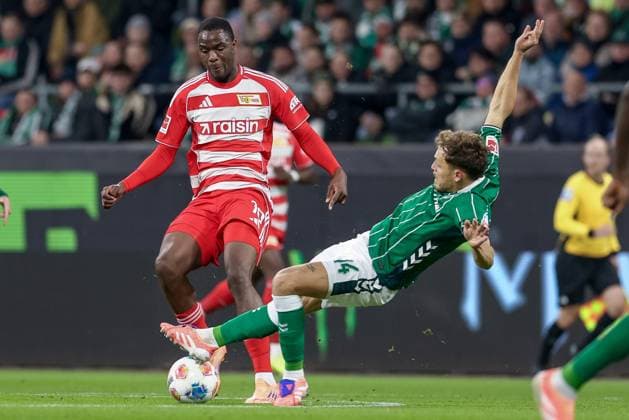 from left Ilyas Ansah 1 FC Union Berlin, 10 and Senne Lynen SV Werder Bremen, 14 in duel, dynamic, action, action, game scene, THE DFL GUIDELINES PROHIBIT ANY USE OF PHOTOGRAPHS AS IMAGE SEQUENCES AND OR QUASI VIDEO DFL REGULATIONS PROHIBIT ANY USE OF PHOTOGRAPHS AS IMAGE SEQUENCES AND OR QUASI VIDEO , 24 10 2025, Bremen Germany , Football, Bundesliga, SV Werder Bremen 1 FC Union Berlin xobx