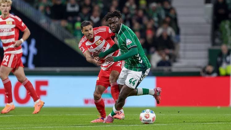 from left Danilho Doekhi 1 FC Union Berlin, 5 and Victor Boniface SV Werder Bremen, 44 in a duel, dynamic, action, action, game scene, THE DFL GUIDELINES PROHIBIT ANY USE OF PHOTOGRAPHS AS IMAGE SEQUENCES AND OR QUASI VIDEO DFL REGULATIONS PROHIBIT ANY USE OF PHOTOGRAPHS AS IMAGE SEQUENCES AND OR QUASI VIDEO , 24 10 2025, Bremen Germany , Football, Bundesliga, SV Werder Bremen 1 FC Union Berlin xobx