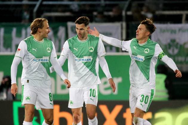 24 10 2025, xpfrx, Fußball 2 Bundesliga, SpVgg Greuther Fuerth Karlsruher SC v l Torjubel nach dem Tor zum celebrating the goal celebrate 1 3 durch Branimir Hrgota Greuther Fürth Fuerth DFL DFB REGULATIONS PROHIBIT ANY USE OF PHOTOGRAPHS as IMAGE SEQUENCES and or QUASI VIDEO Fuerth