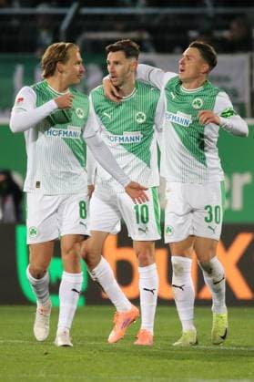 24 10 2025, xpfrx, Fußball 2 Bundesliga, SpVgg Greuther Fuerth Karlsruher SC v l Torjubel nach dem Tor zum celebrating the goal celebrate 1 3 durch Branimir Hrgota Greuther Fürth Fuerth DFL DFB REGULATIONS PROHIBIT ANY USE OF PHOTOGRAPHS as IMAGE SEQUENCES and or QUASI VIDEO Fuerth