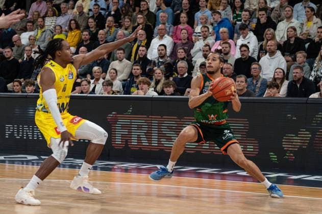GER, Basketball, easy Credit BBL, EWE Baskets Oldenburg vs VET CONCEPT Gladiators Trier 24 10 2025, EWE Arena, Oldenburg, GER, easy Credit BBL, EWE Baskets Oldenburg vs VET CONCEPT Gladiators Trier, pictured Jordan ROLAND VET CONCEPT Gladiators Trier 15 James WOODARD EWE Baskets Oldenburg 10 nordphotoxgmbhx xRojahn nph00310