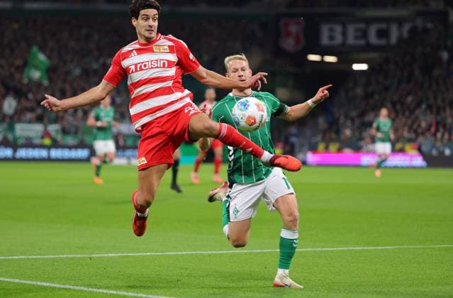 GER, 1 FBL SV Werder Bremen vs 1 FC Union Berlini 24 10 2025, wohninvest Weserstadion, Bremen, GER, 1 FBL SV Werder Bremen vs 1 FC Union Berlini in the picture picture shows Diogo Leite 1 FC Union Berlin 04 in a duel against Marco Grüll Marco Gruell SV Werder Bremen 17 nordphotoxGmbHx xTauchnitz nph00059