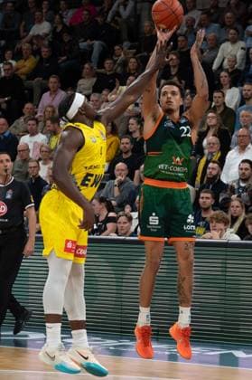 GER, Basketball, easy Credit BBL, EWE Baskets Oldenburg vs VET CONCEPT Gladiators Trier 24 10 2025, EWE Arena, Oldenburg, GER, easy Credit BBL, EWE Baskets Oldenburg vs VET CONCEPT Gladiators Trier, pictured Nolan ADEKUNLE VET CONCEPT Gladiators Trier 22 Brain FOBBS EWE Baskets Oldenburg 4 nordphotoxgmbhx xRojahn nph00310