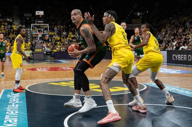 GER, Basketball, easy Credit BBL, EWE Baskets Oldenburg vs VET CONCEPT Gladiators Trier 24 10 2025, EWE Arena, Oldenburg, GER, easy Credit BBL, EWE Baskets Oldenburg vs VET CONCEPT Gladiators Trier, pictured Maik ZIRBES VET CONCEPT Gladiators Trier 33 Michale KYSER EWE Baskets Oldenburg 12 nordphotoxgmbhx xRojahn nph00310