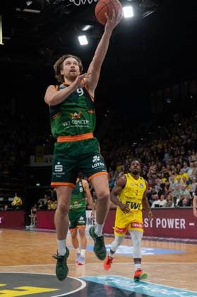 GER, Basketball, easy Credit BBL, EWE Baskets Oldenburg vs VET CONCEPT Gladiators Trier 24 10 2025, EWE Arena, Oldenburg, GER, easy Credit BBL, EWE Baskets Oldenburg vs VET CONCEPT Gladiators Trier, in the picture on the way to the basket Marco HOLLERSBACHER VET CONCEPT Gladiators Trier 9 nordphotoxgmbhx xRojahn nph00310