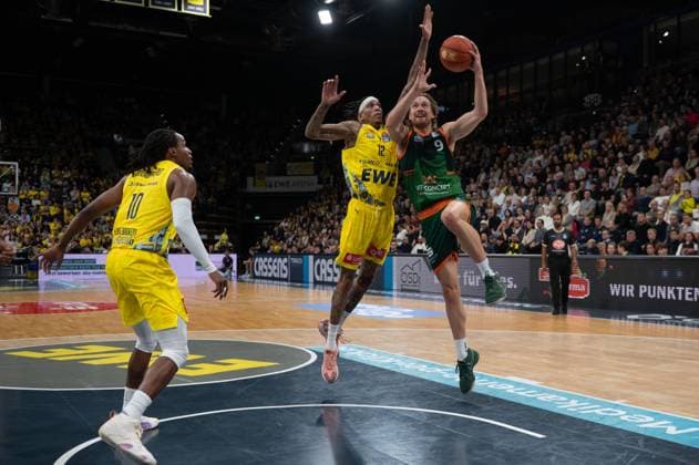 GER, Basketball, easy Credit BBL, EWE Baskets Oldenburg vs VET CONCEPT Gladiators Trier 24 10 2025, EWE Arena, Oldenburg, GER, easy Credit BBL, EWE Baskets Oldenburg vs VET CONCEPT Gladiators Trier, pictured Michale KYSER EWE Baskets Oldenburg 12 James WOODARD EWE Baskets Oldenburg 10 Marco HOLLERSBACHER VET CONCEPT Gladiators Trier 9 nordphotoxgmbhx xRojahn nph00310