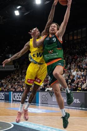 GER, Basketball, easy Credit BBL, EWE Baskets Oldenburg vs VET CONCEPT Gladiators Trier 24 10 2025, EWE Arena, Oldenburg, GER, easy Credit BBL, EWE Baskets Oldenburg vs VET CONCEPT Gladiators Trier, pictured Marco HOLLERSBACHER VET CONCEPT Gladiators Trier 9 Michale KYSER EWE Baskets Oldenburg 12 nordphotoxgmbhx xRojahn nph00310
