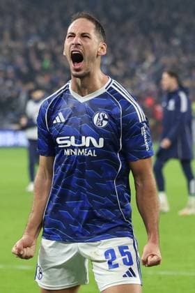24 10 2025, xrekx, Fußball 2 Bundesliga, FC Schalke 04 SV Darmstadt 98 v l FC Schalke Mannschaft, Spieler, jubeln nach Spielende, Team, Player, celebrate at the end of the match Nikola Katic FC Schalke 04 DFL DFB REGULATIONS PROHIBIT ANY USE OF PHOTOGRAPHS as IMAGE SEQUENCES and or QUASI VIDEO Gelsenkirchen