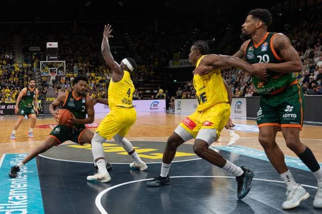 GER, Basketball, easy Credit BBL, EWE Baskets Oldenburg vs VET CONCEPT Gladiators Trier 24 10 2025, EWE Arena, Oldenburg, GER, easy Credit BBL, EWE Baskets Oldenburg vs VET CONCEPT Gladiators Trier, pictured Dexter AKANNO VET CONCEPT Gladiators Trier 2 Brain FOBBS EWE Baskets Oldenburg 4 nordphotoxgmbhx xRojahn nph00310