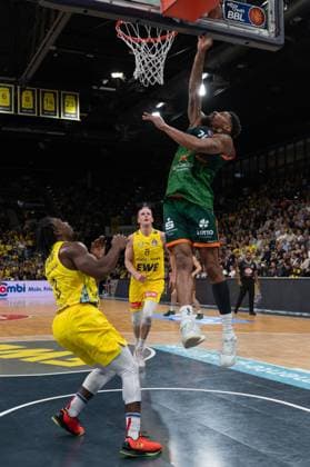 GER, Basketball, easy Credit BBL, EWE Baskets Oldenburg vs VET CONCEPT Gladiators Trier 24 10 2025, EWE Arena, Oldenburg, GER, easy Credit BBL, EWE Baskets Oldenburg vs VET CONCEPT Gladiators Trier, in the picture Urald KING VET CONCEPT Gladiators Trier 20 Chris CLEMONS EWE Baskets Oldenburg 3 Seth HINRICHS EWE Baskets Oldenburg 21 nordphotoxgmbhx xRojahn nph00310