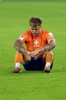 24 10 2025, xrekx, Fußball 2 Bundesliga, FC Schalke 04 SV Darmstadt 98 v l Luca Marseiler SV Darmstadt 98 enttaeuscht, enttäuscht, schaut enttaeuscht, traurig, frustriert, niedergeschlagen, disappointed, sad, frustrated nach Spielende DFL DFB REGULATIONS PROHIBIT ANY USE OF PHOTOGRAPHS as IMAGE SEQUENCES and or QUASI VIDEO Gelsenkirchen