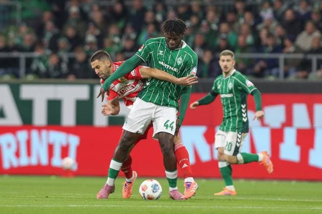24 10 2025, xtgx, Football 1 Bundesliga SV Werder Bremen 1 FC Union Berlin v l Rani Khedira Union Berlin, 8 , Victor Boniface Bremen, 44 duel, duel, fight, tackle DFL DFB REGULATIONS PROHIBIT ANY USE OF PHOTOGRAPHS as IMAGE SEQUENCES and or QUASI VIDEO Bremen