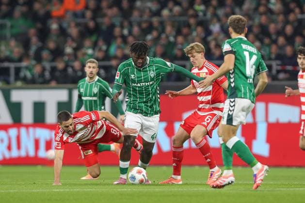 24 10 2025, xtgx, Football 1 Bundesliga SV Werder Bremen 1 FC Union Berlin v l Rani Khedira Union Berlin, 8 , Victor Boniface Bremen, 44 duel, duel, fight, tackle DFL DFB REGULATIONS PROHIBIT ANY USE OF PHOTOGRAPHS as IMAGE SEQUENCES and or QUASI VIDEO Bremen