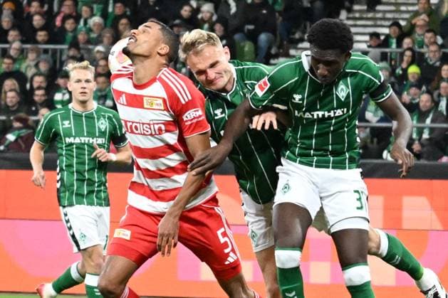 GER, 1 FBL, SV Werder Bremen vs Union Berlin 24 10 2025, Weserstadion, Bremen, GER, 1 FBL, SV Werder Bremen vs Union Berlin in picture Danilho Doekhi 1 FC Union Berlin 05 Amos Pieper Werder Bremen 05 Karim Coulibaly Werder Bremen 31 nordphotoxGmbHxx xKokenge nph00001