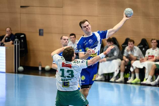 Ian, Weber Rueckraum Mitte, GWD Minden, 13 , Max Beneke ThSV Eisenach, 9 GER, Thuringia, ThSV Eisenach vs GWD Minden, 1 Daikin Handballbundesliga, Handball, Matchday 10, Season 2025 2026, 24 10 2025 GER, Thuringia, ThSV Eisenach vs GWD Minden, 1 Daikin Handballbundesliga, Handball, Matchday 10, Season 2025 2026, 24 10 2025 Eisenach Copyright: xEibner-Pressefoto MartinxHerbstx EP_MHT