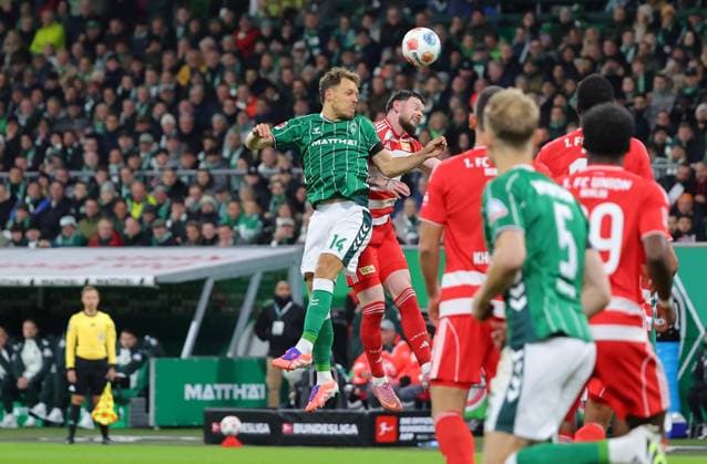 GER, 1 FBL SV Werder Bremen vs 1 FC Union Berlini 24 10 2025, wohninvest Weserstadion, Bremen, GER, 1 FBL SV Werder Bremen vs 1 FC Union Berlini in the picture picture shows duel header header duel between Senne Lynen SV Werder Bremen 14 and Oliver Burke 1 FC Union Berlin 07 nordphotoxGmbHx xTauchnitz nph00059