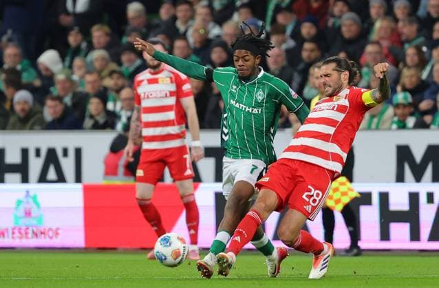 GER, 1 FBL SV Werder Bremen vs 1 FC Union Berlini 24 10 2025, wohninvest Weserstadion, Bremen, GER, 1 FBL SV Werder Bremen vs 1 FC Union Berlini in the picture picture shows Samuel Mbangula SV Werder Bremen 07 in a duel against Christopher Trimmel 1 FC Union Berlin 28 nordphotoxGmbHx xTauchnitz nph00059
