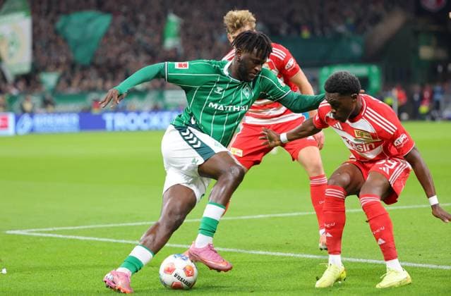 GER, 1 FBL SV Werder Bremen vs 1 FC Union Berlini 24 10 2025, wohninvest Weserstadion, Bremen, GER, 1 FBL SV Werder Bremen vs 1 FC Union Berlini in the picture picture shows Victor Boniface SV Werder Bremen 44 in a duel against Derrick Köhn Derrick Koehn 1 FC Union Berlin 39 nordphotoxGmbHx xTauchnitz nph00059