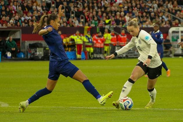 24 10 2025, xgrfx, Football UEFA Womens Nations League 1 2 Final, Germany France v l Alice Sombath France , Franziska Kett Deutsche Frauennationalmannschaft DFL DFB REGULATIONS PROHIBIT ANY USE OF PHOTOGRAPHS as IMAGE SEQUENCES and or QUASI VIDEO Düsseldorf