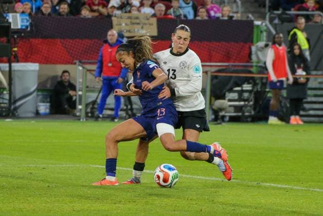 24 10 2025, xgrfx, Football UEFA Womens Nations League 1 2 Final, Germany France v l Selma Bacha France , Carlotta Wamser Deutsche Frauennationalmannschaft DFL DFB REGULATIONS PROHIBIT ANY USE OF PHOTOGRAPHS as IMAGE SEQUENCES and or QUASI VIDEO Düsseldorf