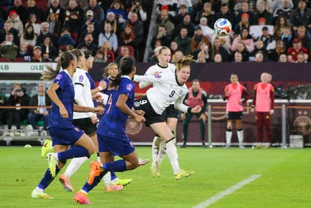 24 10 2025, xgrfx, Football UEFA Womens Nations League 1 2 Final, Germany France v l Sjoeke Nüsken Deutsche Frauennationalmannschaft DFL DFB REGULATIONS PROHIBIT ANY USE OF PHOTOGRAPHS as IMAGE SEQUENCES and or QUASI VIDEO Düsseldorf