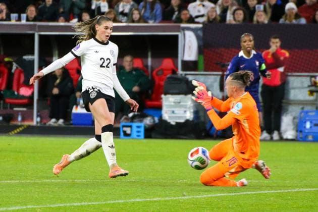 24 10 2025, xgrfx, Football UEFA Womens Nations League 1 2 Final, Germany France v l Jule Brand German Womens National Team , Pauline Peyraud Magnin France DFL DFB REGULATIONS PROHIBIT ANY USE OF PHOTOGRAPHS as IMAGE SEQUENCES and or QUASI VIDEO Düsseldorf