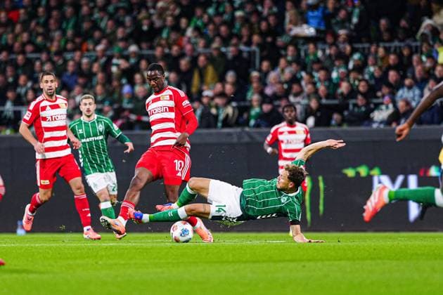 Ilyas Ansah 1 FC Union Berlin, 10 , Senne Lynen SV Werder Bremen, 14 GER, SV Werder Bremen vs 1 FC Union Berlin, Football, Bundesliga, Matchday 8, Season 2025 2026, 24 10 2025 DFL REGULATES PROHIBIT ANY USE OF PHOTOGRAPHS AS IMAGE SEQUENCES AND OR QUASI VIDEO GER, SV Werder Bremen vs 1 FC Union Berlin, Football, Bundesliga, Matchday 8, Season 2025 2026, 24 10 2025 Bremen Copyright: xEibner-Pressefoto MarcelxvonxFehrnx EP_MFN