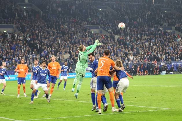 24 10 2025, xrekx, Soccer 2 Bundesliga, FC Schalke 04 SV Darmstadt 98 v l Loris Karius FC Schalke 04 DFL DFB REGULATIONS PROHIBIT ANY USE OF PHOTOGRAPHS as IMAGE SEQUENCES and or QUASI VIDEO Gelsenkirchen