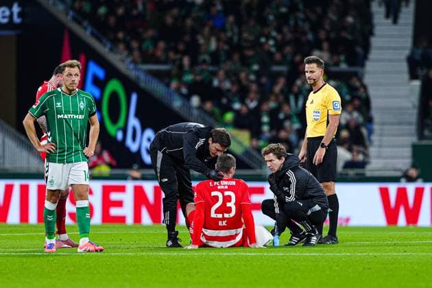 Injury Andrej Ilic 1 FC Union Berlin, 23 GER, SV Werder Bremen vs 1 FC Union Berlin, Football, Bundesliga, Matchday 8, Season 2025 2026, 24 10 2025 DFL REGULATIONS PROHIBIT ANY USE OF PHOTOGRAPHS AS IMAGE SEQUENCES AND OR QUASI VIDEO GER, SV Werder Bremen vs 1 FC Union Berlin, Football, Bundesliga, Matchday 8, Season 2025 2026, 24 10 2025 Bremen Copyright: xEibner-Pressefoto MarcelxvonxFehrnx EP_MFN