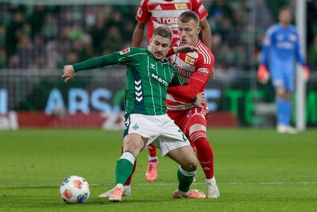 from left Romano Schmid SV Werder Bremen, 20 and Tim Skarke 1 FC Union Berlin, 21 in a duel, dynamic, action, action, game scene, THE DFL GUIDELINES PROHIBIT ANY USE OF PHOTOGRAPHS AS IMAGE SEQUENCES AND OR QUASI VIDEO DFL REGULATIONS PROHIBIT ANY USE OF PHOTOGRAPHS AS IMAGE SEQUENCES AND OR QUASI VIDEO , 24 10 2025, Bremen Germany , Football, Bundesliga, SV Werder Bremen 1 FC Union Berlin xobx