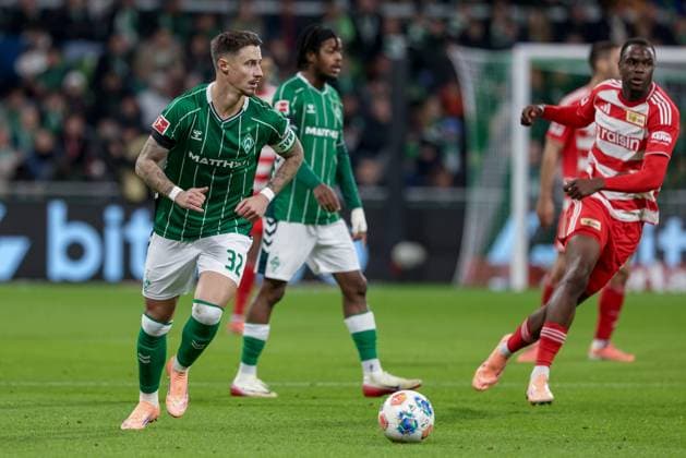 Marco Friedl SV Werder Bremen, 32 on the ball, single image, full body, action, action, match scene, THE DFL GUIDELINES PROHIBIT ANY USE OF PHOTOGRAPHS AS IMAGE SEQUENCES AND OR QUASI VIDEO DFL REGULATIONS PROHIBIT ANY USE OF PHOTOGRAPHS AS IMAGE SEQUENCES AND OR QUASI VIDEO , 24 10 2025, Bremen Germany , Football, Bundesliga, SV Werder Bremen 1 FC Union Berlin xobx